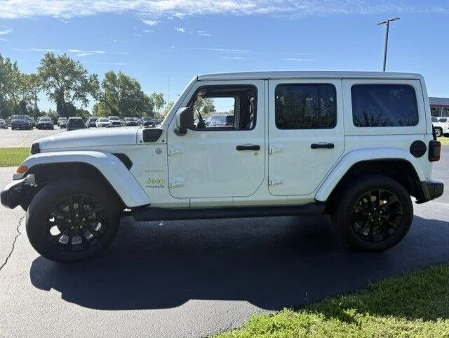 Used 2022 Bright White Clearcoat Jeep Unlimited Sahara image 6