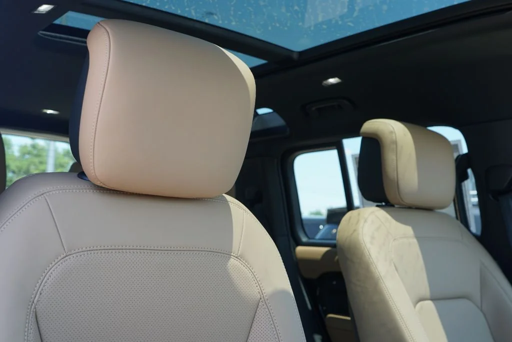 New 2026 Black Land Rover X-Dynamic SE image 32