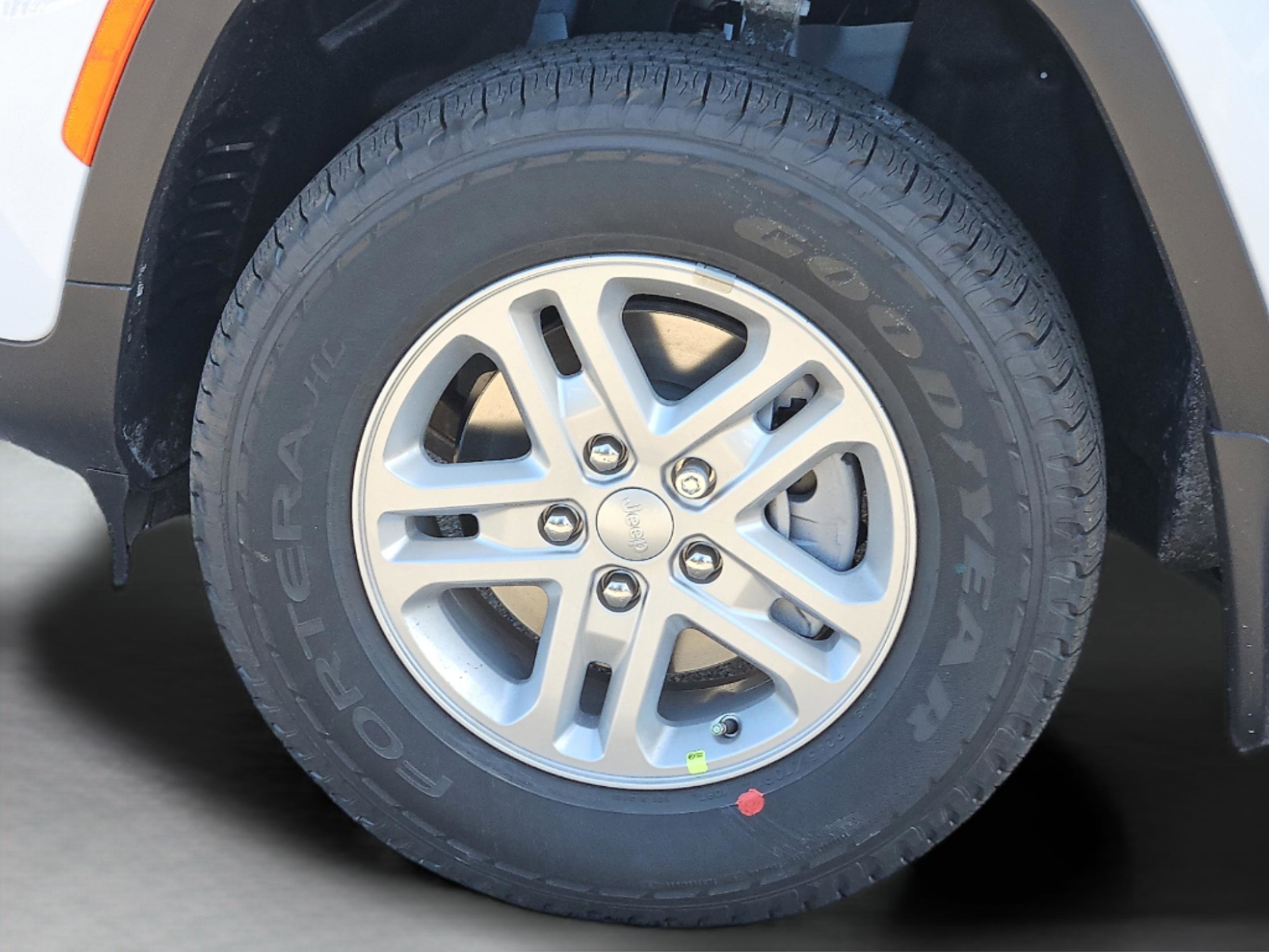 New 2025 Bright White Clear-Coat Exterior Paint Jeep Laredo image 9