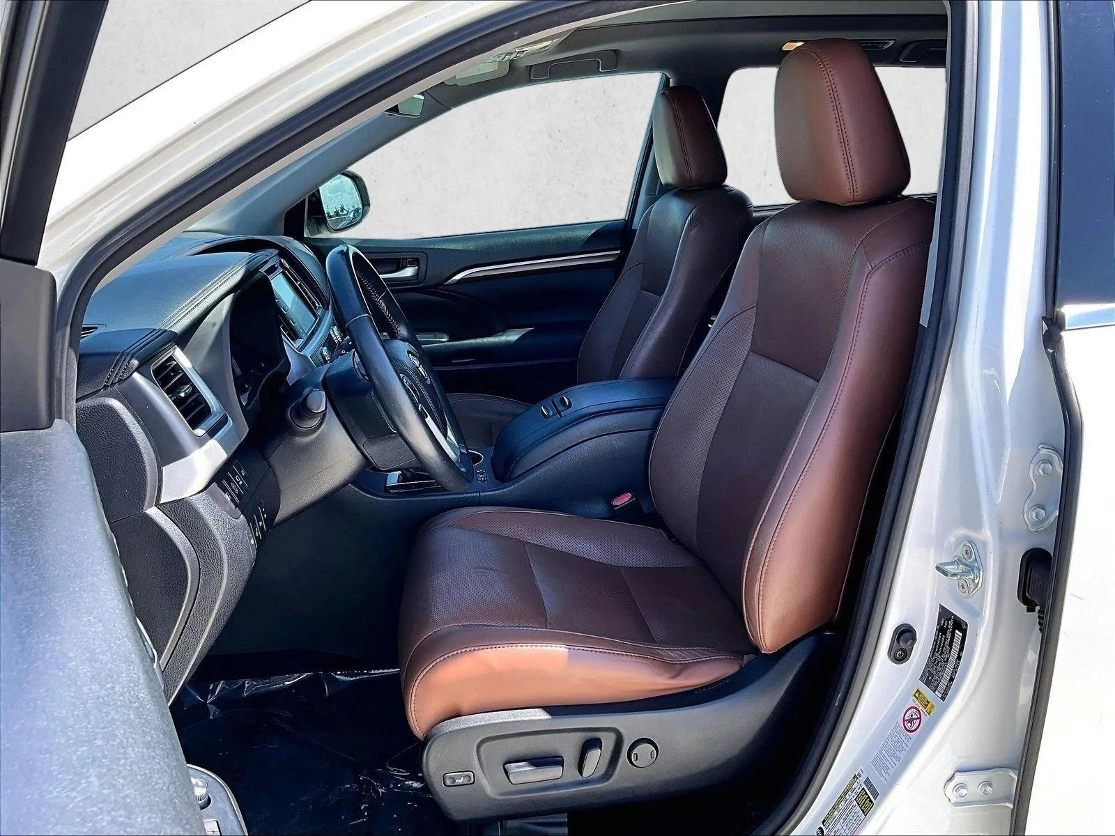 Used 2017 Blizzard Pearl Toyota Limited Platinum image 26