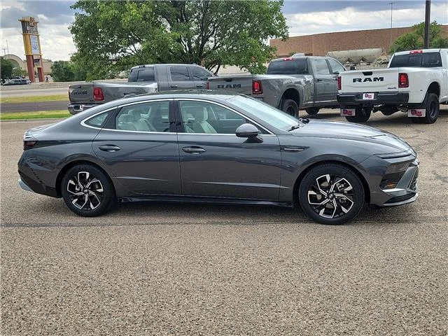 Used 2025 Gray Hyundai SEL Front-Wheel Drive image 5