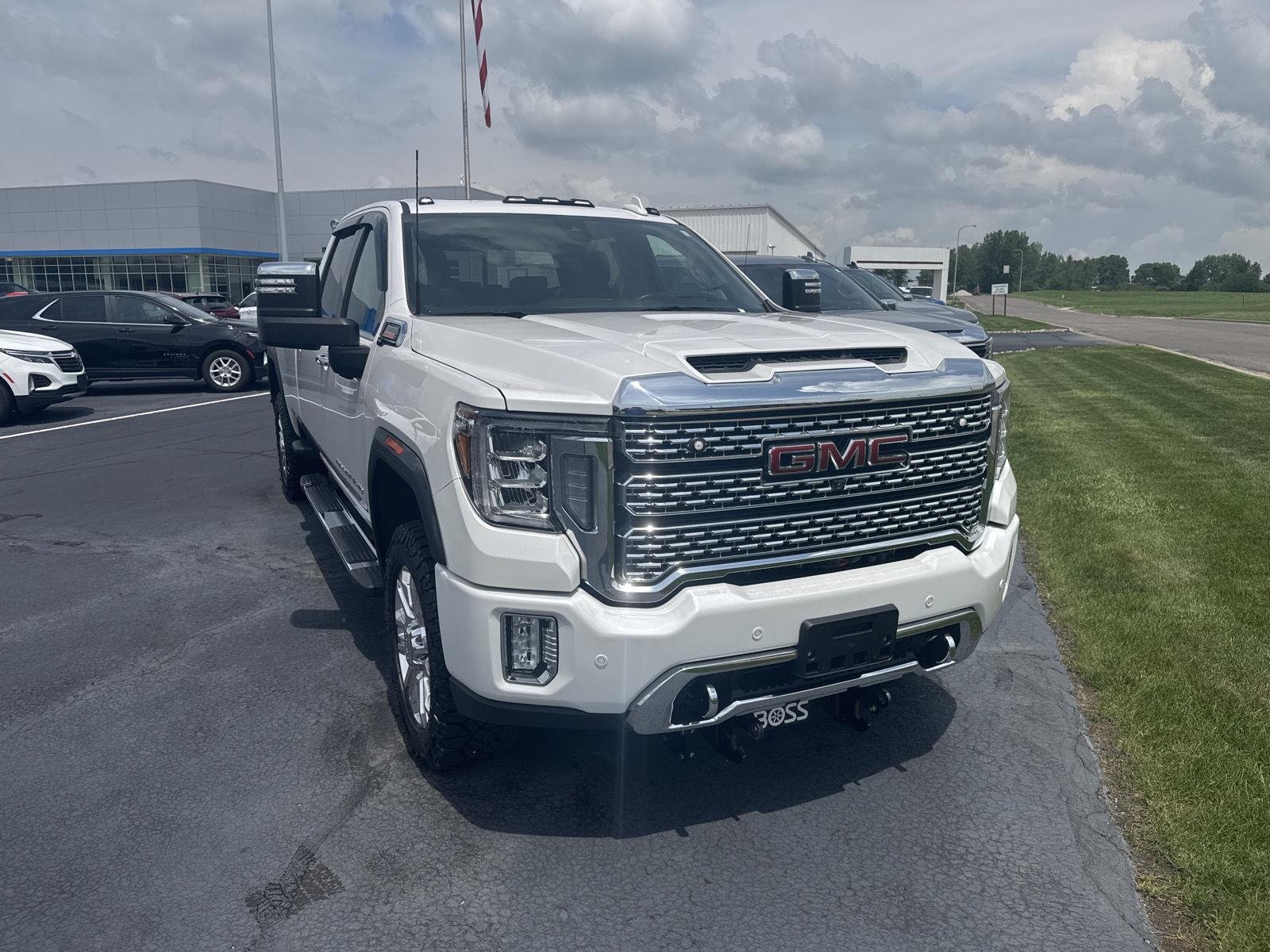 Used 2023 White Frost Tricoat GMC Denali image 6