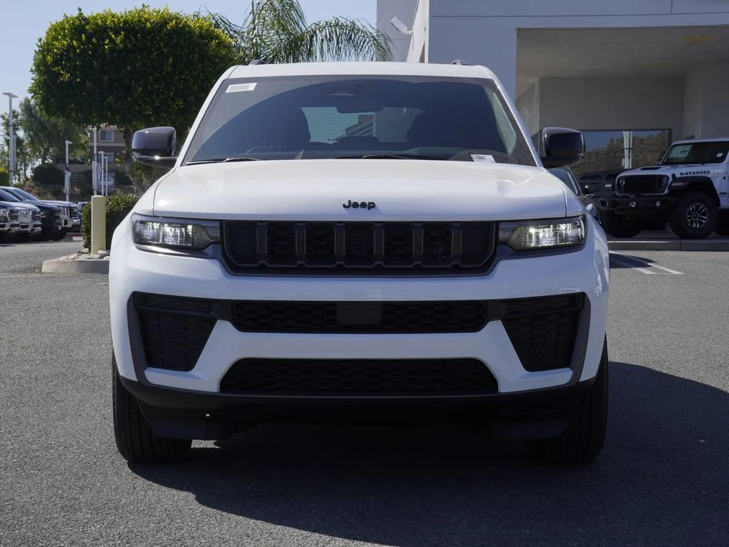New 2026 Bright White Clear-Coat Exterior Paint Jeep Laredo Altitude image 9