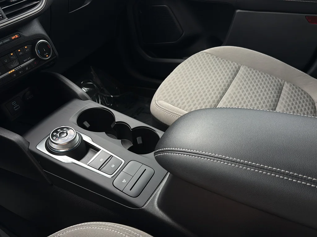 Used 2022 Silver Metallic Ford SE image 14