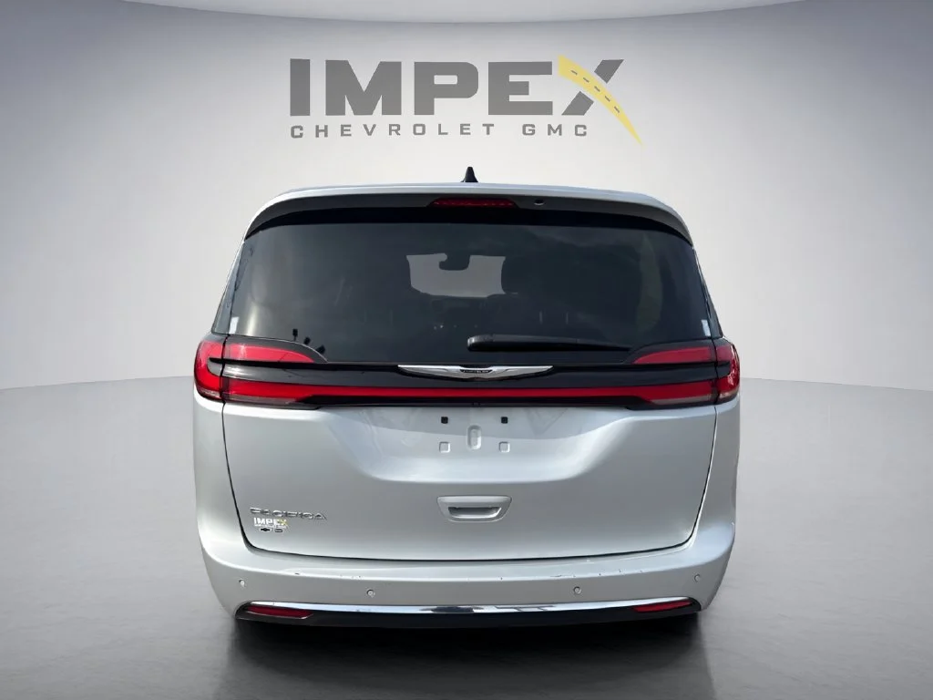 Used 2024 Silver Chrysler Touring L image 4