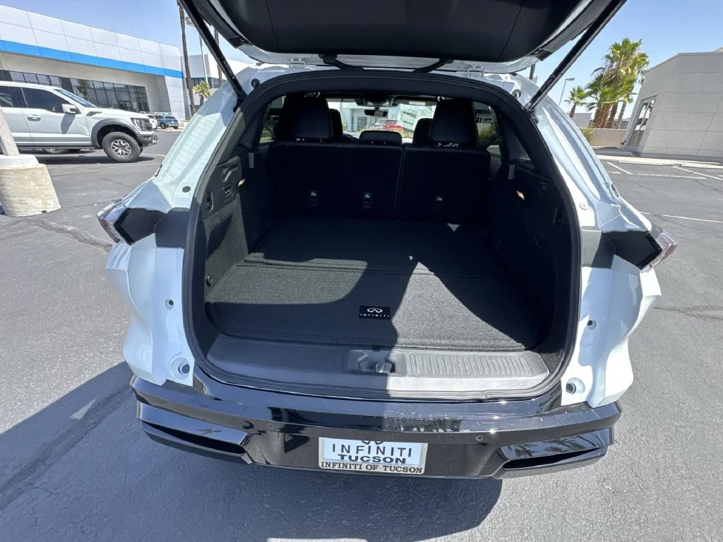 New 2027 RADIANT WHITE INFINITI Luxe AWD image 27