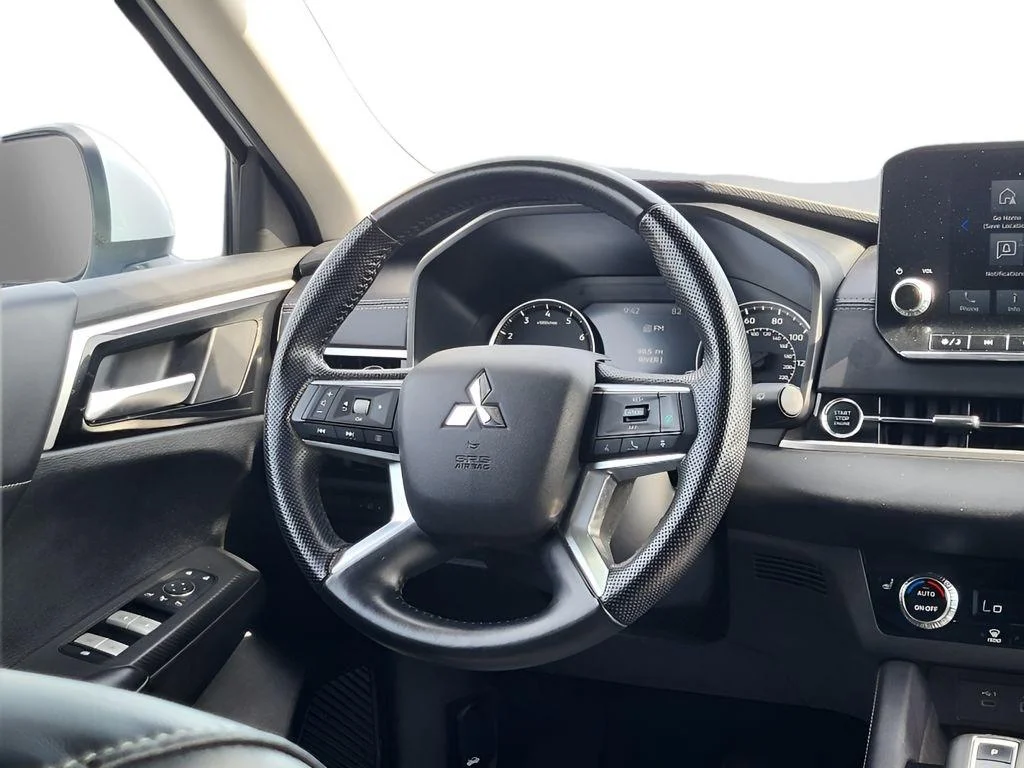 Used 2024 White Diamond Mitsubishi SE image 12