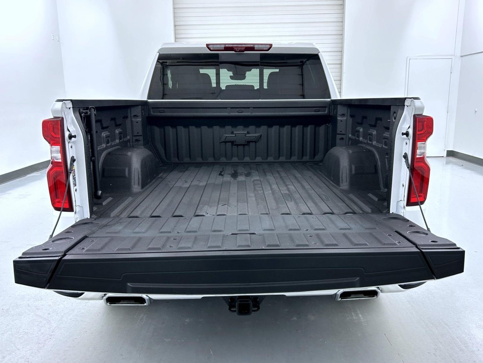 Used 2025 Beige Chevrolet High Country image 23