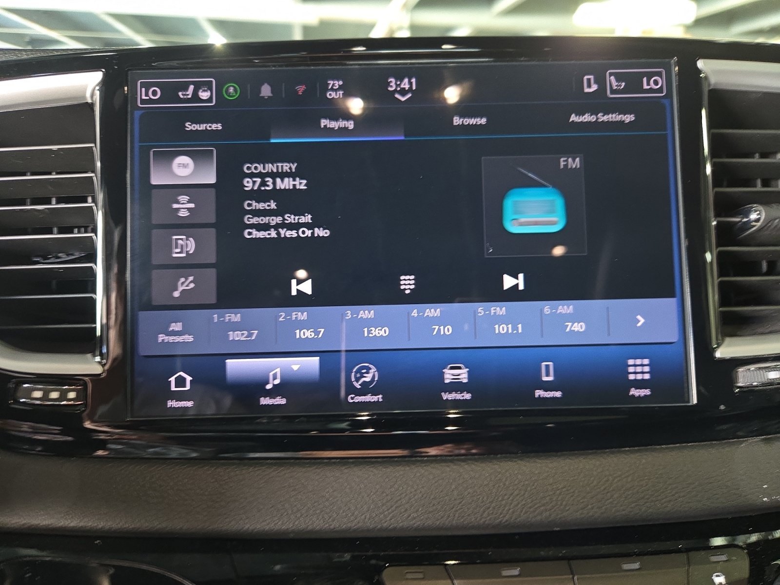 Used 2025 Diamond Black Crystal Pearlcoat Chrysler Select image 14