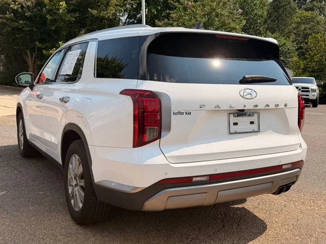 Used 2023 White Hyundai SEL image 3