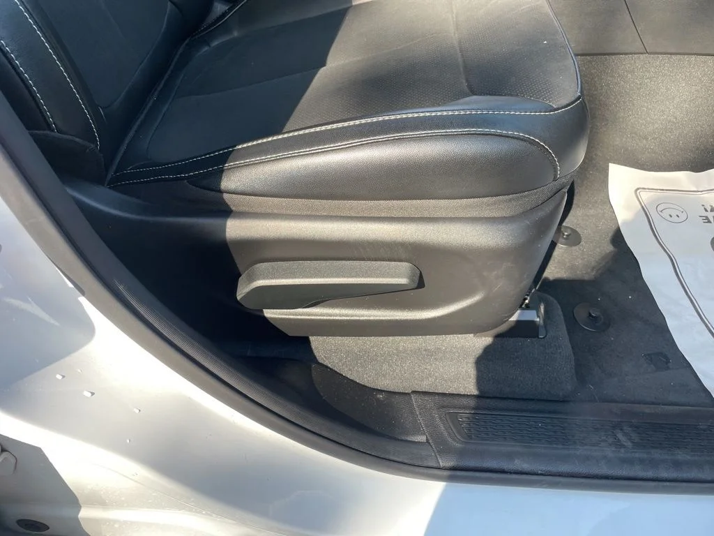 Used 2024 White Jeep Altitude image 39