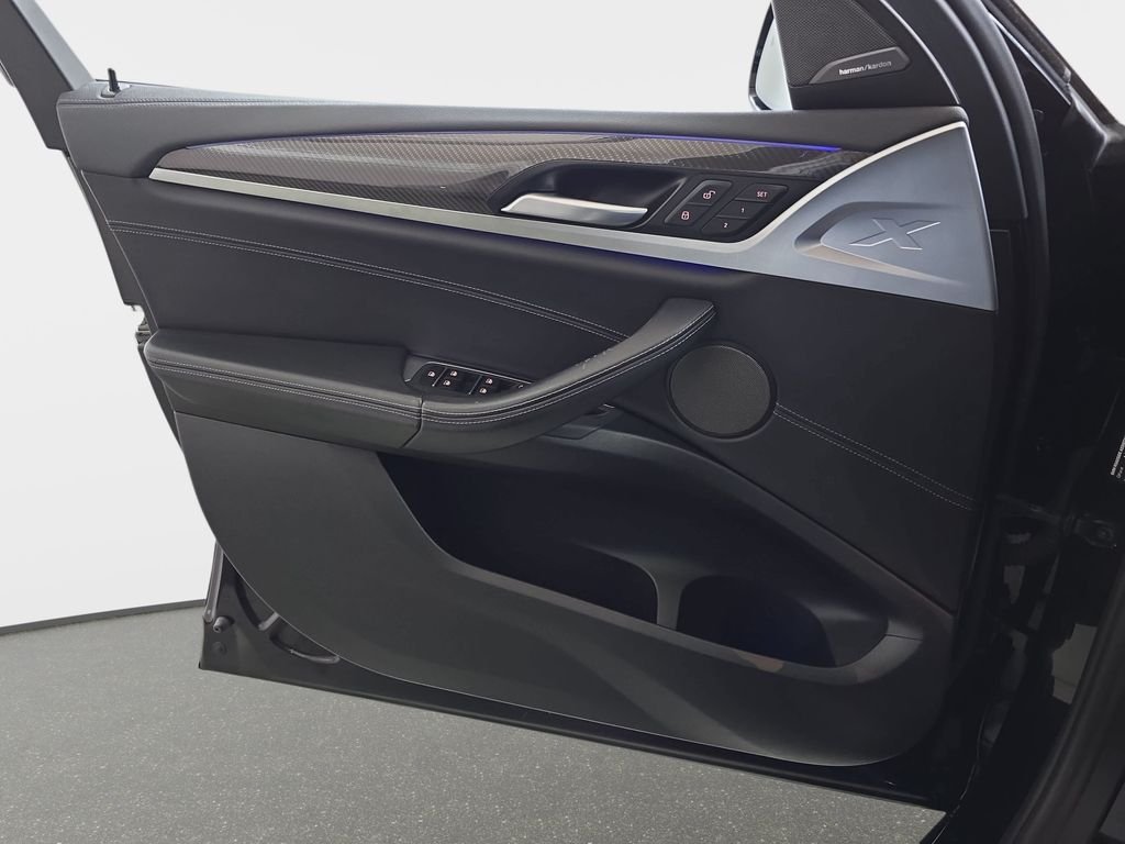 Used 2020 Black Sapphire Metallic BMW  image 28