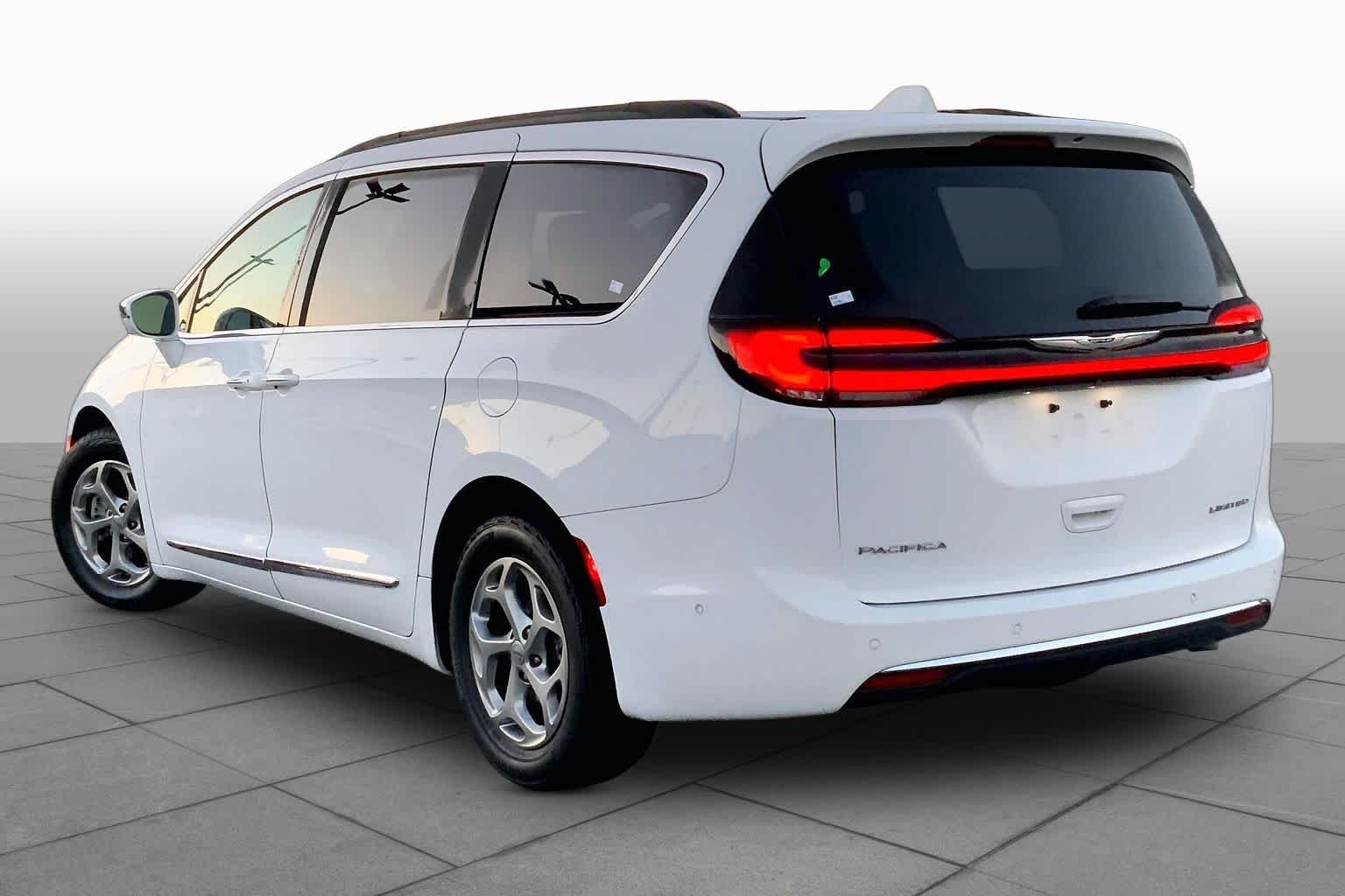Used 2022 Bright White Clearcoat Chrysler Limited image 11