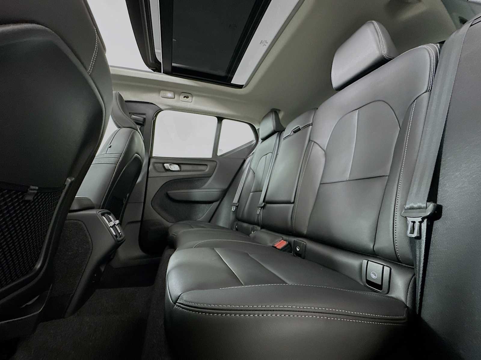 2025 Volvo XC40 Plus - Photo 23