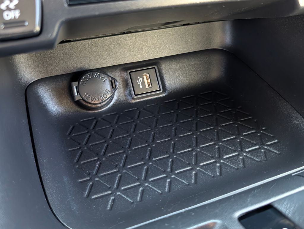 2024 Toyota RAV4 XLE - Photo 25