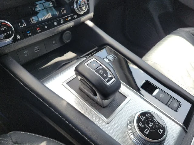Used 2023  Mitsubishi SEL image 27