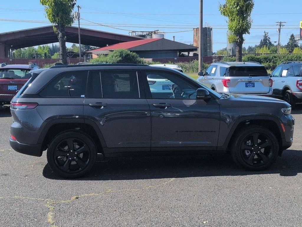 Used 2023 Baltic Gray Metallic Clearcoat Jeep Altitude X image 6