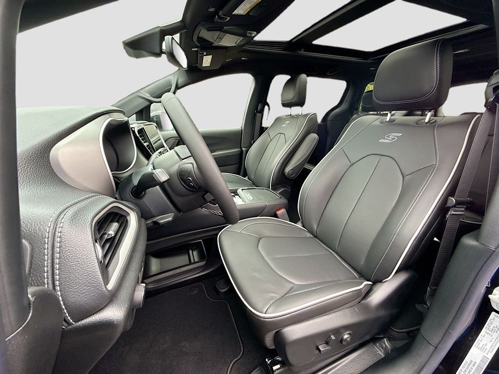 New 2027 Diamond Black Crystal Pearl-Coat Exterior Paint Chrysler Limited image 14