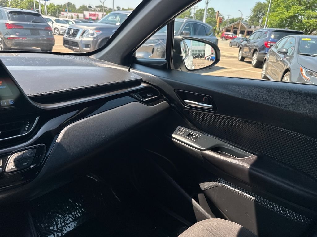 Used 2019 White Toyota LE image 27