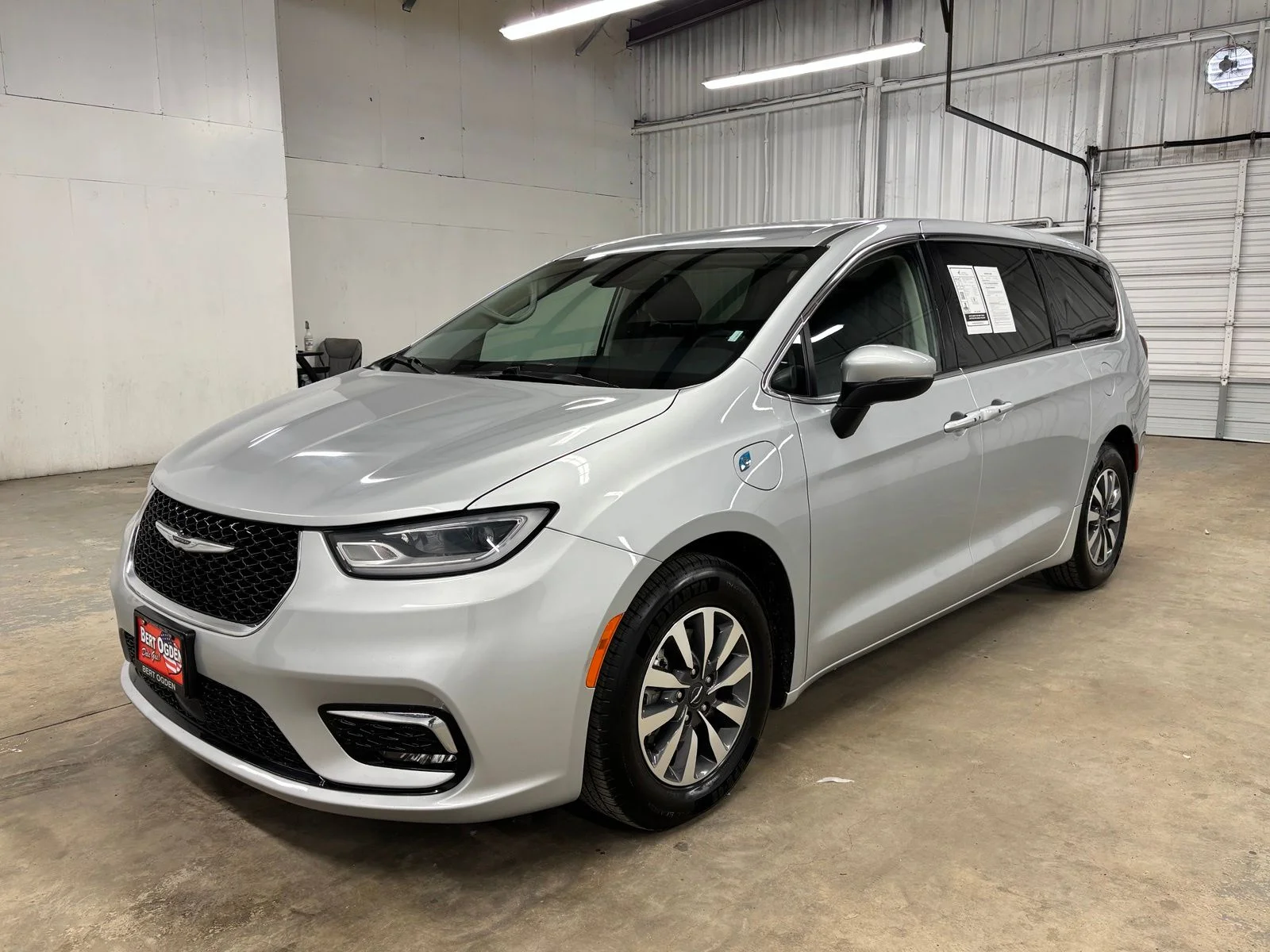 Used 2023 Silver Chrysler Touring L image 3