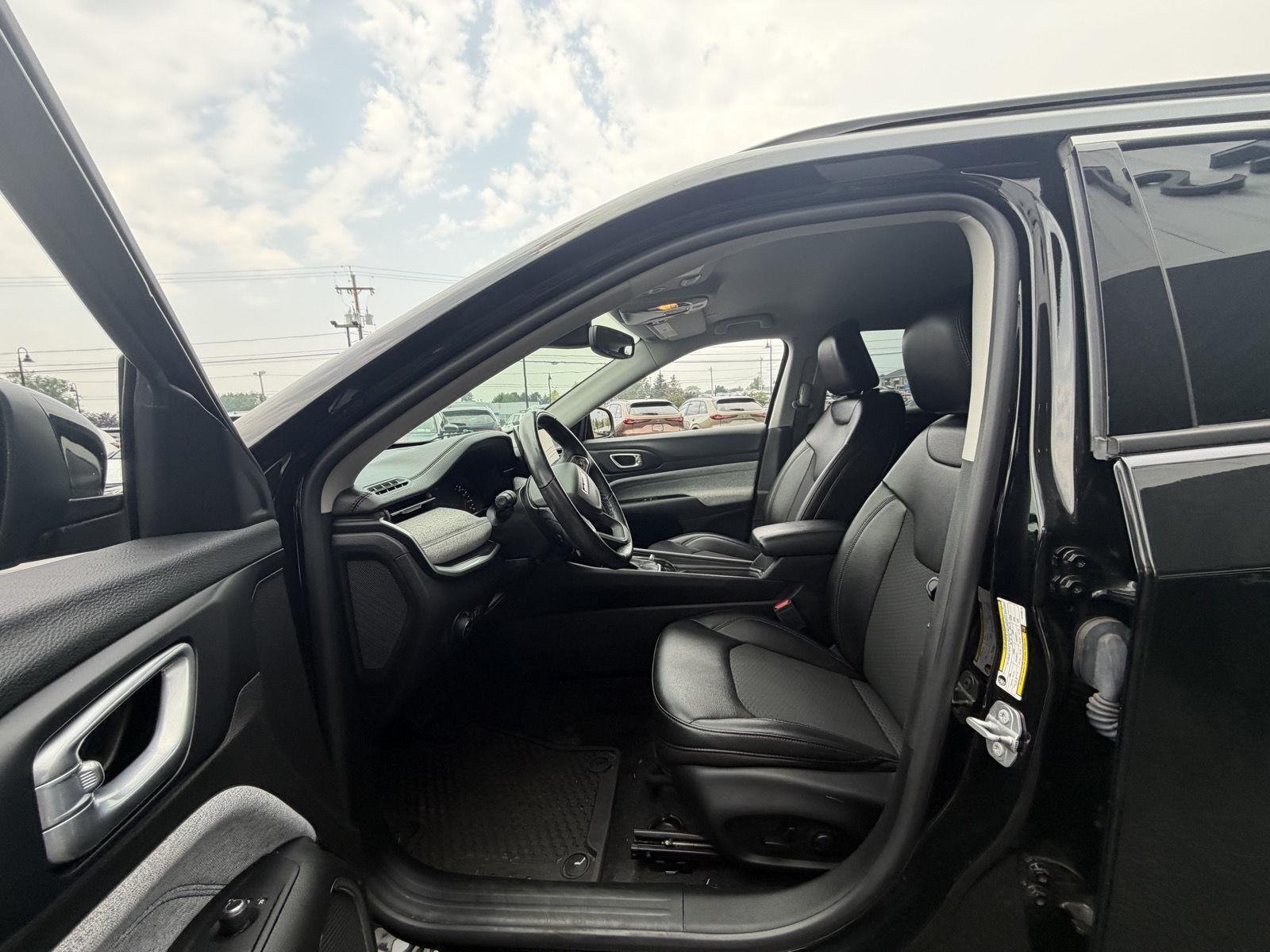 Used 2022 Diamond Black Crystal Pearlcoat Jeep Latitude image 2