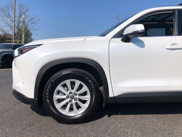 Used 2025 Beige Toyota XLE image 37