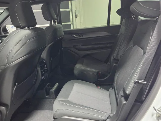 New 2026 Bright White Clear-Coat Exterior Paint Jeep Laredo X image 6