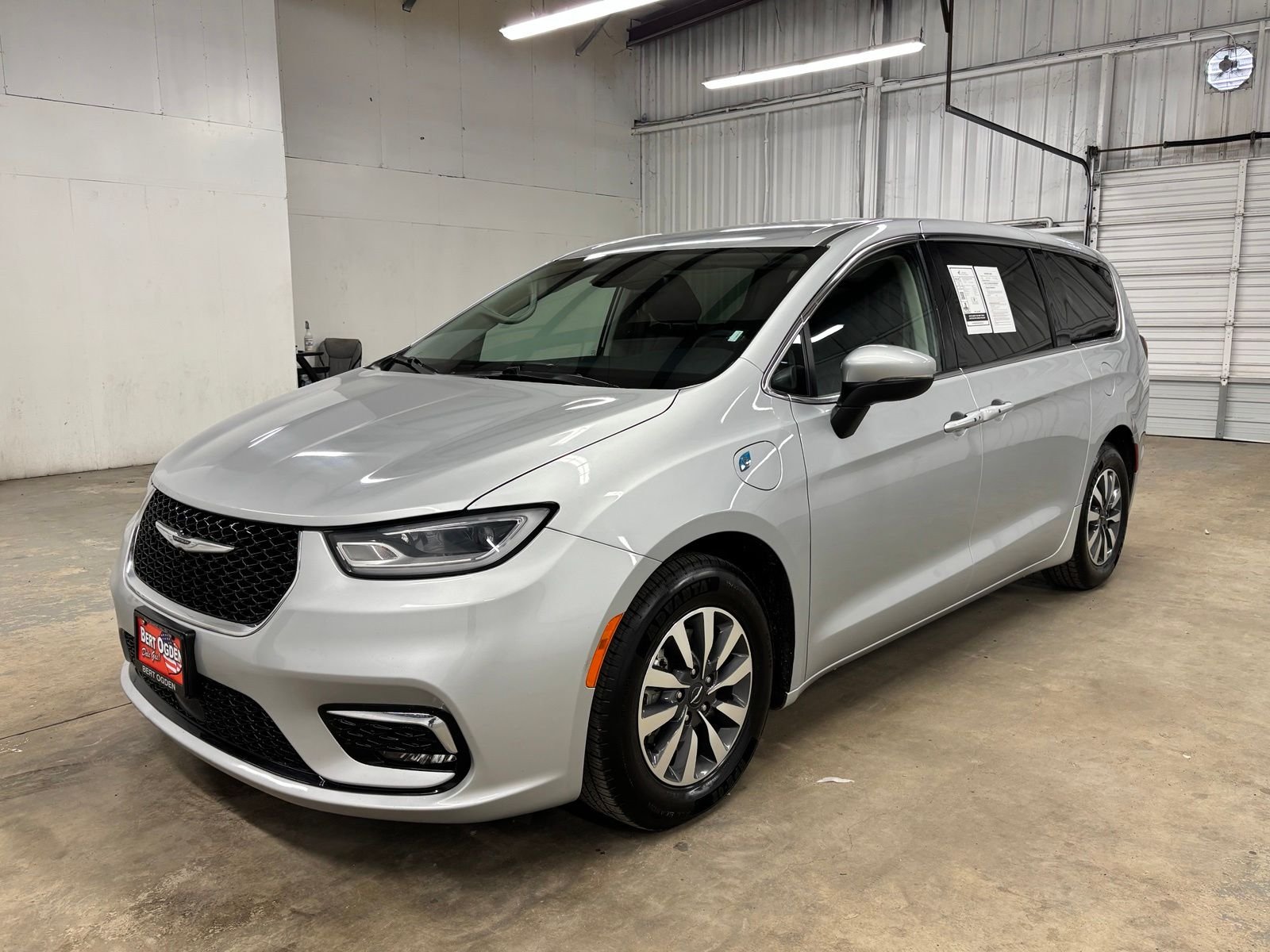 Used 2023 Silver Chrysler Touring L image 3