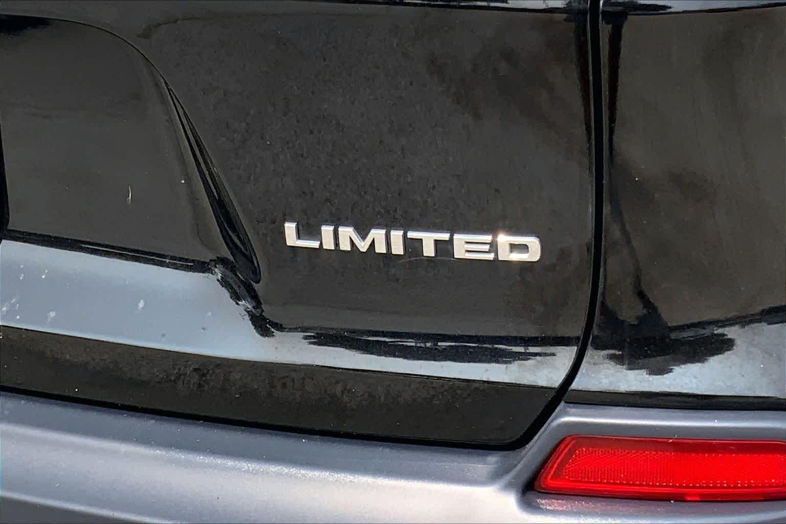 Used 2020 Diamond Black Crystal Pearlcoat Jeep Limited image 10