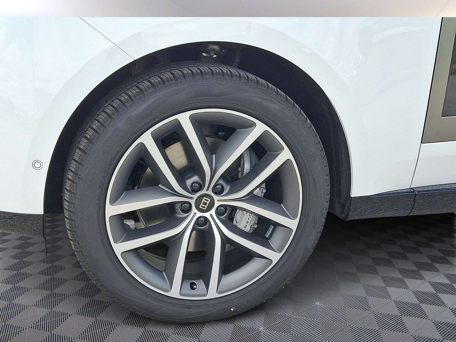 New 2027 Fuji White LAND ROVER SE image 2