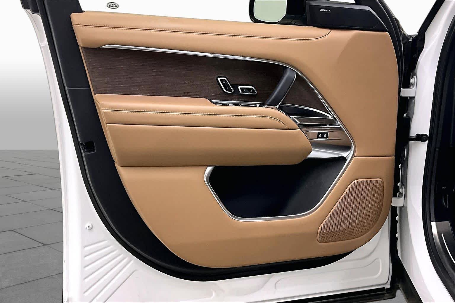 Used 2023 Icy White SV Bespoke Special Effect Gloss Land Rover SE image 25