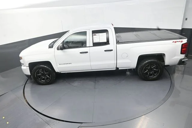 Used 2016 White Chevrolet Custom image 15