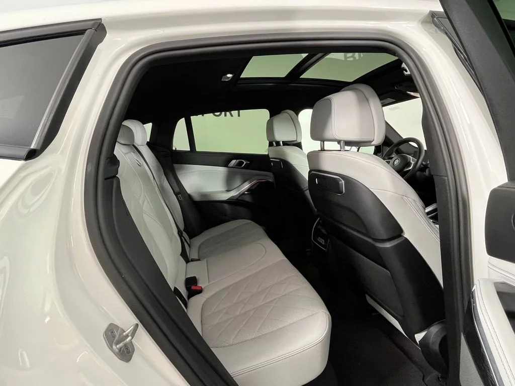 Used 2024 Alpine White BMW M60i image 23