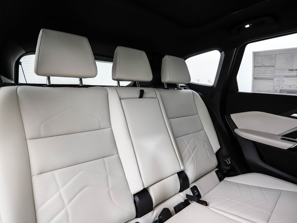 Used 2026 White Metallic BMW xDrive28i image 29