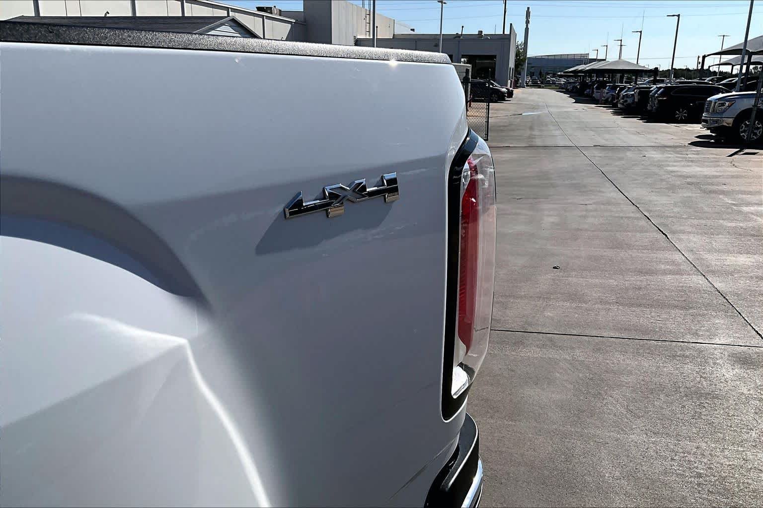 Used 2017 Summit White GMC 4WD SLT image 31