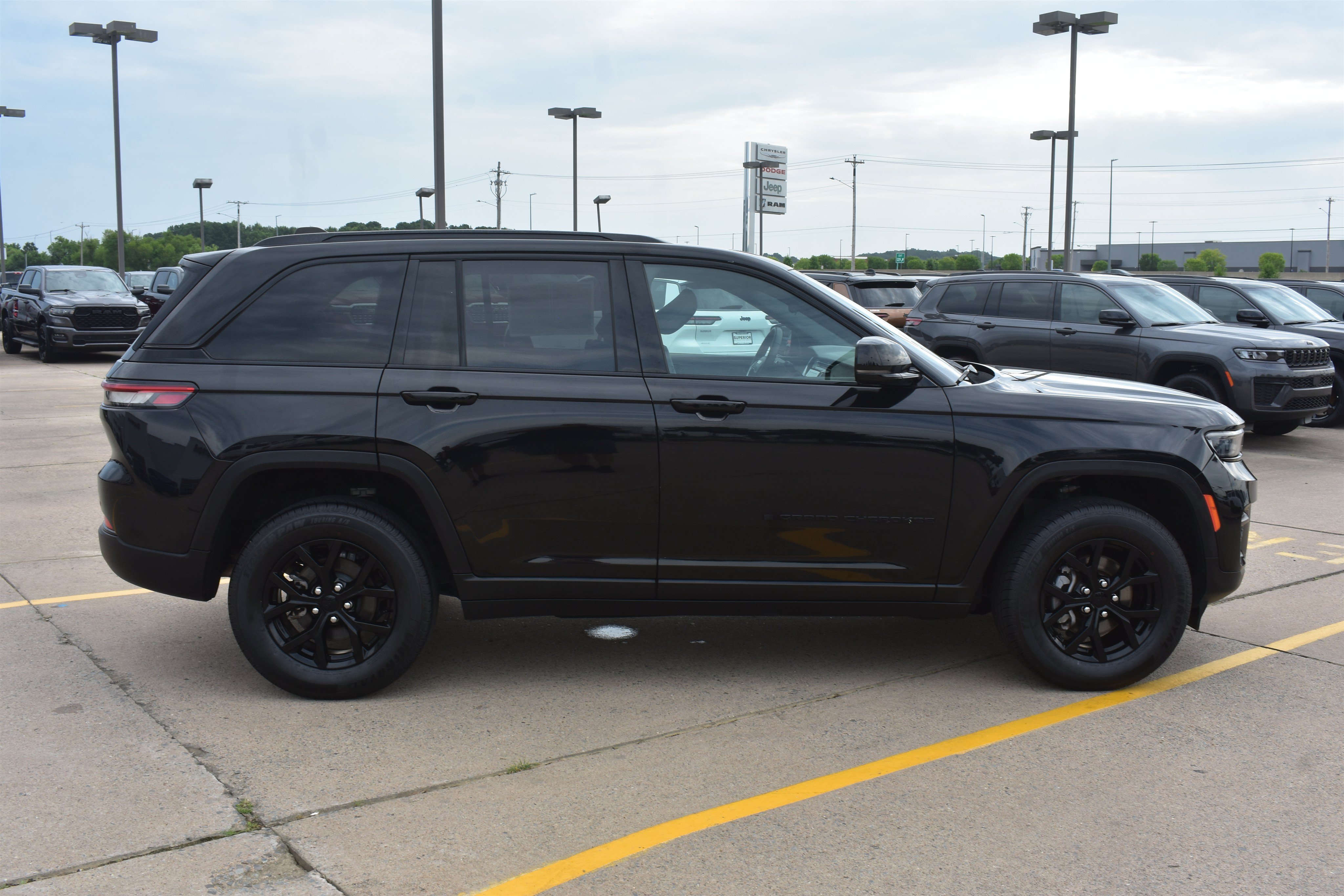 Used 2024 Diamond Black Crystal Pearlcoat Jeep Altitude image 4