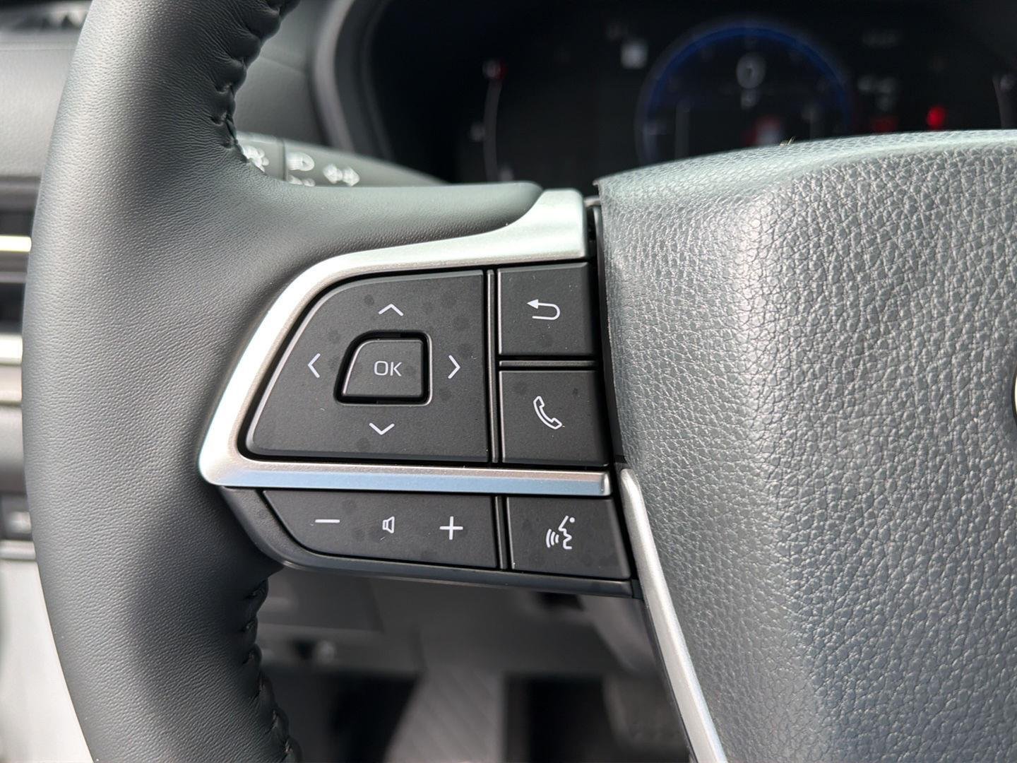 Used 2025 Wind Chill Pearl Toyota XLE image 21