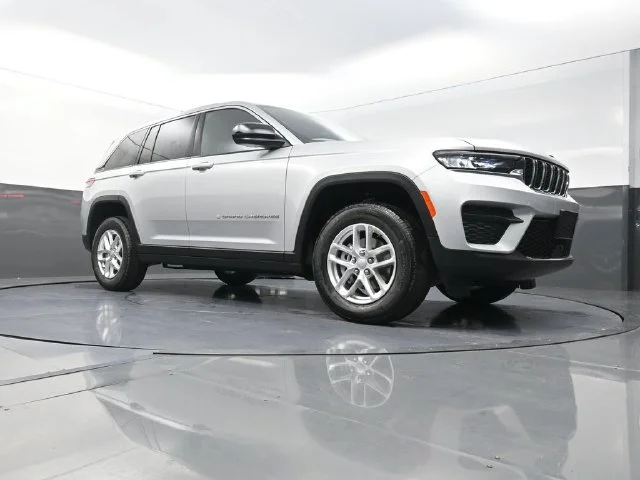 New 2026 Silver Zynith Exterior Paint Jeep Laredo X image 18
