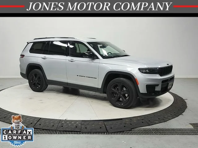 Used 2022 Silver Jeep Altitude image 1