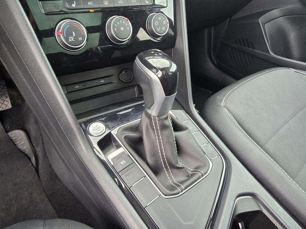 Used 2023 Deep Black Pearl Volkswagen SE image 19