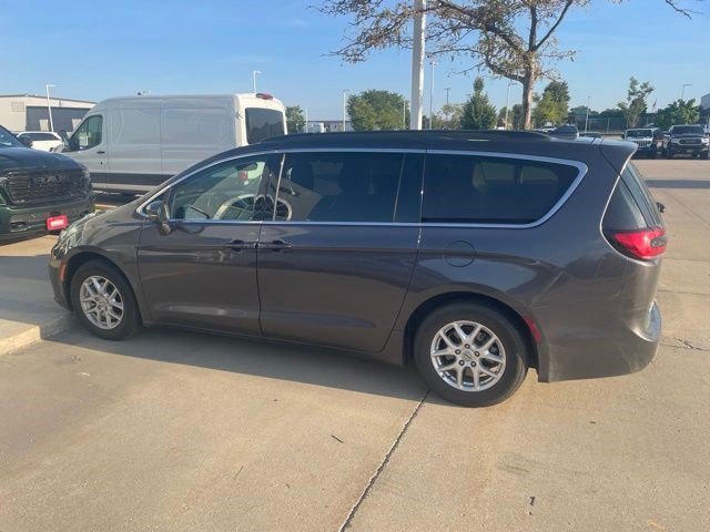 Used 2022 Granite Crystal Metallic Clearcoat Chrysler Touring L image 3