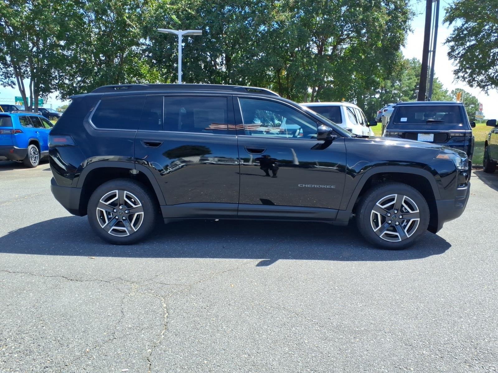 New 2026 Diamond Black Crystal Pearl-Coat Exterior Paint Jeep Laredo image 12