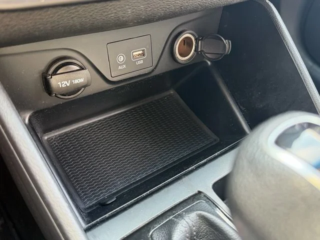 Used 2020 Black Hyundai SE image 27