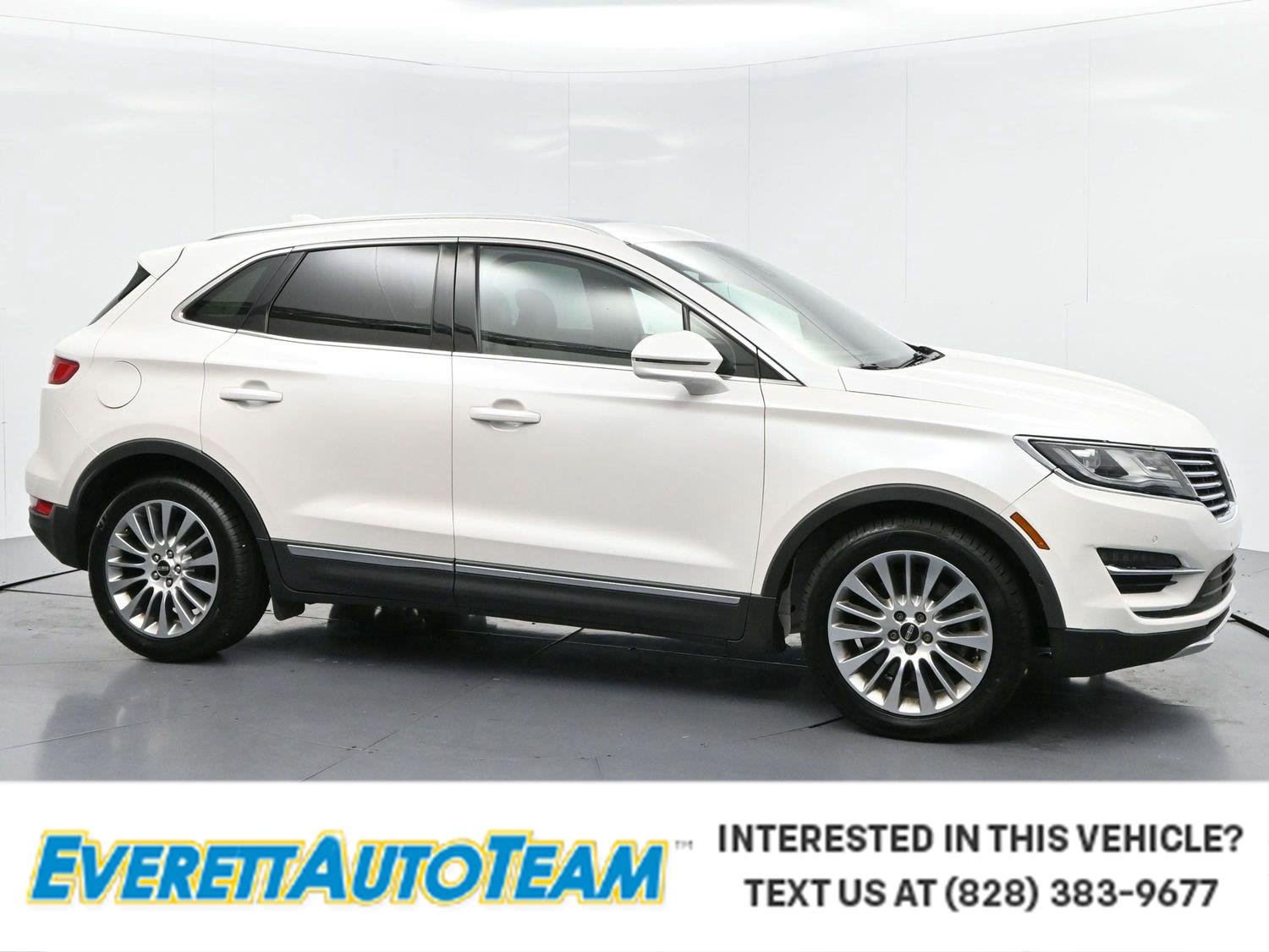 Used 2015 White Platinum Metallic Tri-Coat Lincoln FWD 4dr image 1