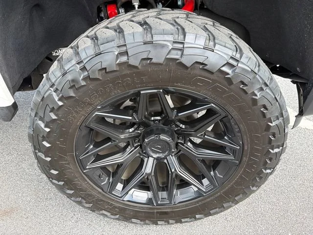 Used 2024 White Frost Tricoat GMC Denali Ultimate image 12