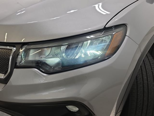 Used 2022 Silver Jeep Latitude Lux image 28