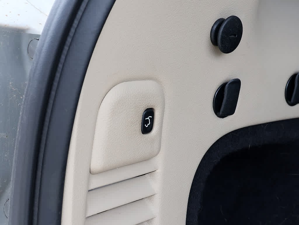 Used 2016 Bright White Clearcoat Jeep Limited image 31