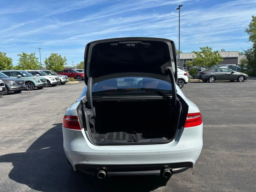 Used 2018  Jaguar 35t Portfolio Limited Edition image 13