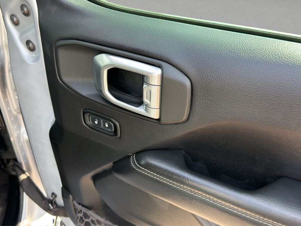 Used 2020 Silver Jeep Unlimited Sahara image 17