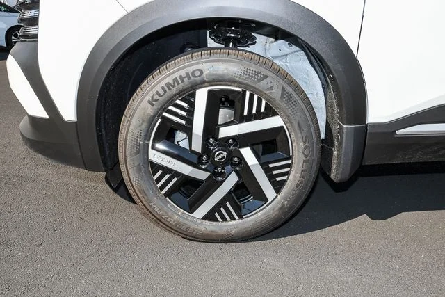 New 2026 Aspen White TriCoat / Super Black Two-tone Nissan SV image 12